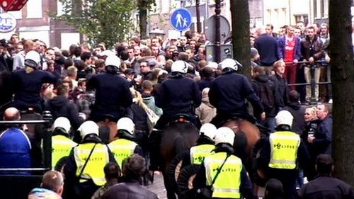 25 người bị bắt ở trận "đại chiến" Ajax - Man City ảnh 1