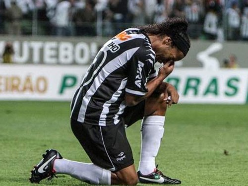 Ronaldinho may mắn thoát chết sau vụ tai nạn ảnh 1