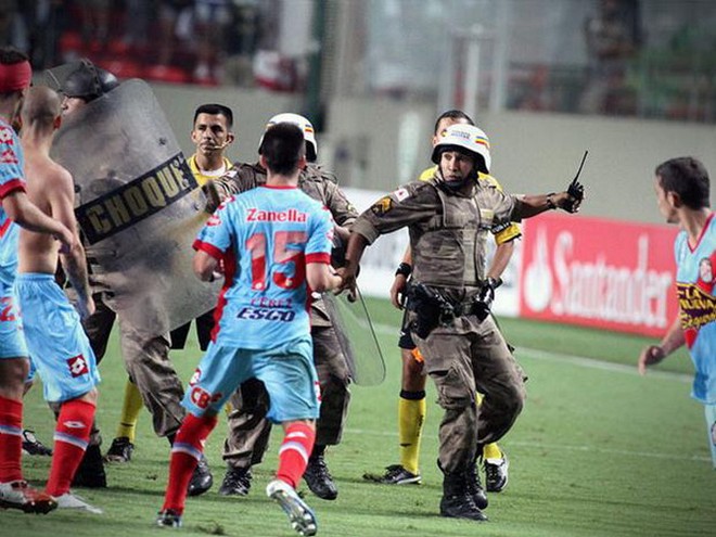 4 cầu thủ Argentina bị bắt vì tấn công cảnh sát ảnh 1
