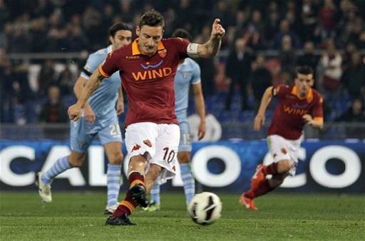 Derby thành Rome: Hai cổ động viên bị đâm ảnh 1
