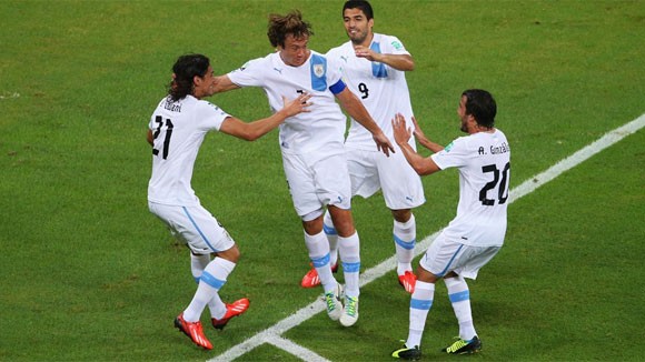 Nigeria 1- 2 Uruguay: Bẻ cánh đại bàng ảnh 1