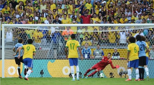 Brazil 2-1 Uruguay: Căng thẳng đến phút chót ảnh 1