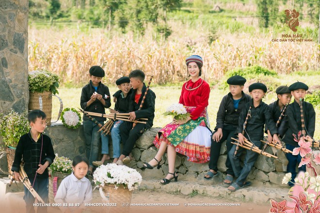 Hoa hậu Nông Thúy Hằng bắt đầu hành trình khuyến học tại Hà Giang ảnh 6