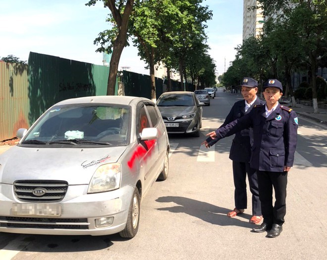 Khởi tố nhóm nhân viên bảo vệ xịt sơn hàng loạt xe ô tô ở quận Hà Đông ảnh 1
