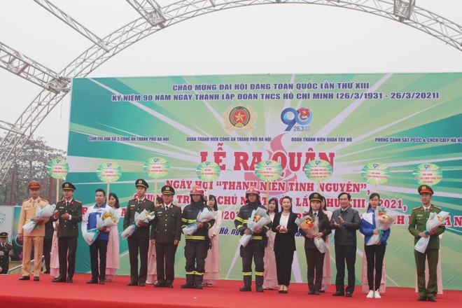 Rộn ràng ngày hội 'Thanh niên tình nguyện' và Chương trình 'Chủ nhật đỏ' của Công an Thủ đô ảnh 1