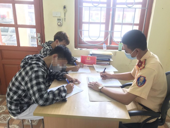 Công an huyện Phúc Thọ xử phạt 2 nam thanh niên "bốc đầu" xe máy ảnh 2