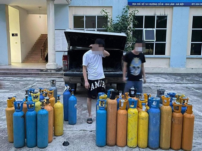Hai nam thanh niên chở 57 bình khí N20 vào Hà Nội lúc rạng sáng ảnh 1