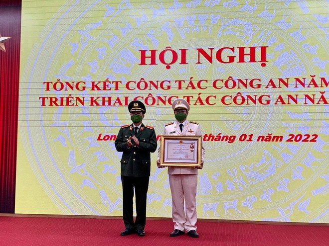 Trung tá Vương Quốc Huy - Đội trưởng Đội Cảnh sát điều tra tội phạm về ma túy Công an quận Long Biên vinh dự được đón nhận Huân chương chiến công hạng Ba