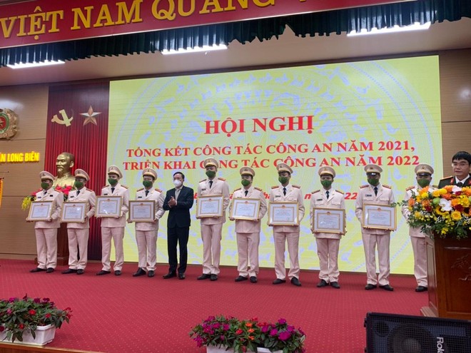Thiếu tướng Đào Thanh Hải trao bằng khen của Bộ trưởng Bộ Công an cho các tập thể, cá nhân Công an quận Long Biên