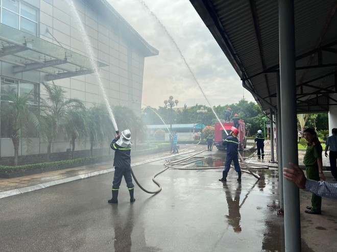 Dập tắt đám cháy giả định tại Trung tâm Kiểm soát không lưu Hà Nội ảnh 5