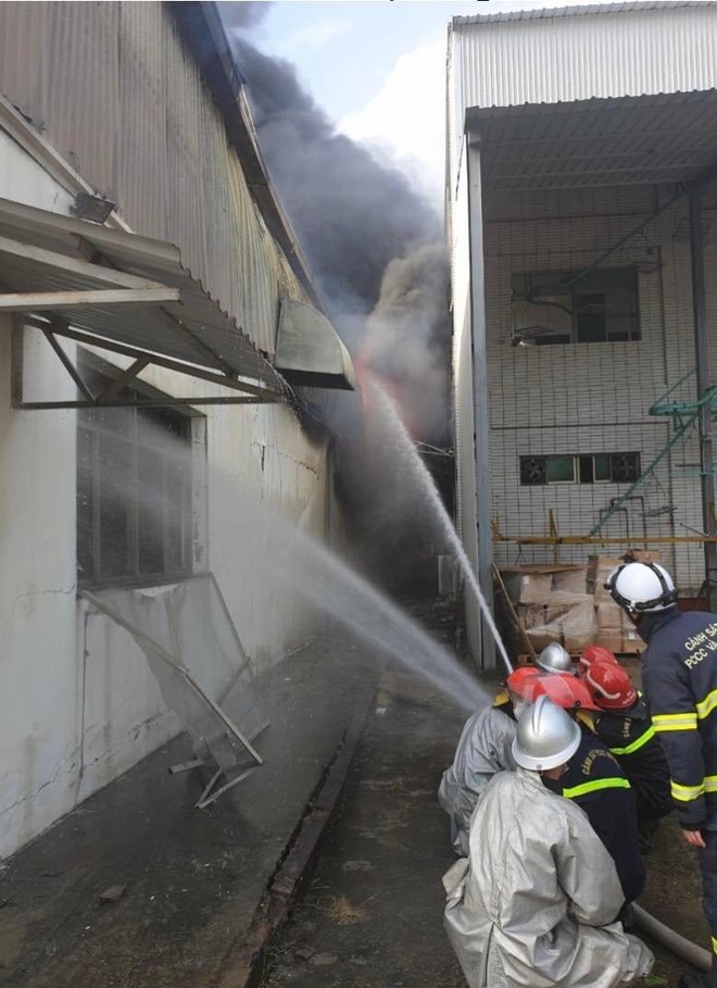 Hơn 100 lính cứu hỏa tham gia chữa cháy tại Khu công nghiệp Quang Minh ảnh 2