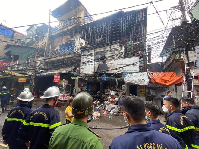 Dập tắt đám cháy nhà dân tại Dốc viện Nhi Trung ương ảnh 2
