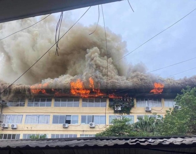 Đã dập tắt đám cháy xảy ra ở khu văn phòng đường Trường Chinh ảnh 1