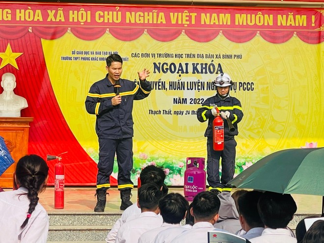 Nhấn vào ảnh để phóng to Trang bị kỹ năng thoát nạn, xử lý tình huống khi có cháy, nổ cho 1.500 giáo viên, học sinh ảnh 2