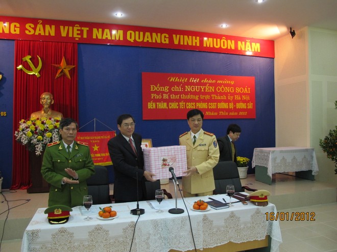 Lãnh đạo Thành ủy Hà Nội thăm và chúc tết Phòng CSGT-CATP Hà Nội ảnh 1