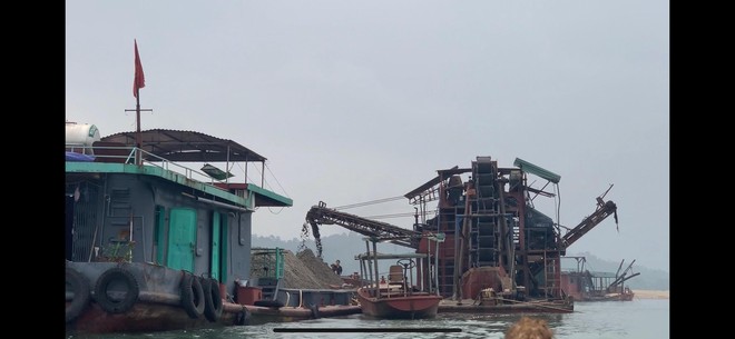 Bắt tàu khai thác cát trái phép "biến hóa" trên sông Đà ảnh 1