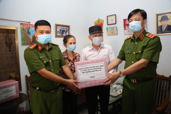 Trung tướng Nguyễn Duy Ngọc, Thứ trưởng Bộ Công an thăm, biểu dương cán bộ chiến sỹ vượt khó khăn cấp CCCD và dũng cảm cứu người ảnh 2