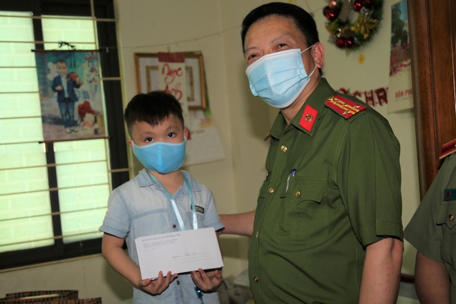 Trung tướng Nguyễn Duy Ngọc, Thứ trưởng Bộ Công an thăm, biểu dương cán bộ chiến sỹ vượt khó khăn cấp CCCD và dũng cảm cứu người ảnh 6