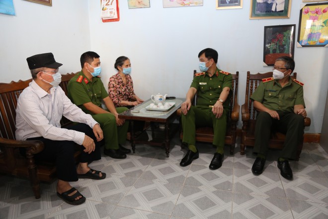 Trung tướng Nguyễn Duy Ngọc, Thứ trưởng Bộ Công an thăm, biểu dương cán bộ chiến sỹ vượt khó khăn cấp CCCD và dũng cảm cứu người ảnh 1
