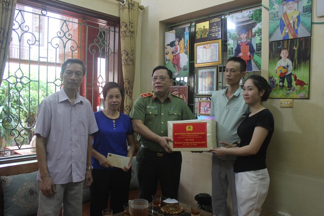 Giám đốc Công an Hà Nội thăm, tặng quà các đồng chí nguyên là lãnh đạo CATP qua các thời kỳ ảnh 3