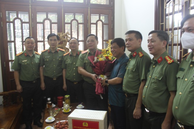 Giám đốc Công an Hà Nội thăm, tặng quà các đồng chí nguyên là lãnh đạo CATP qua các thời kỳ ảnh 1