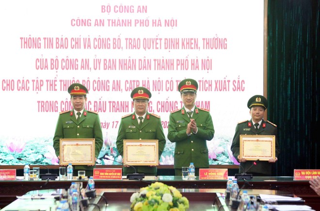 Công an Hà Nội đón nhận bằng khen của Bộ trưởng Bộ Công an và TP. Hà Nội về chiến công khám phá nhanh 5 vụ cướp đặc biệt nghiêm trọng ảnh 2