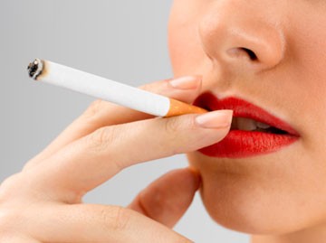 Phụ nữ hút 1 điếu thuốc lá cũng tăng gấp đôi nguy cơ đột tử ảnh 1