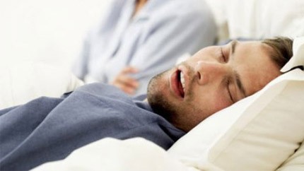 Ngừng thở khi ngủ có thể làm tăng nguy cơ viêm phổi ảnh 1