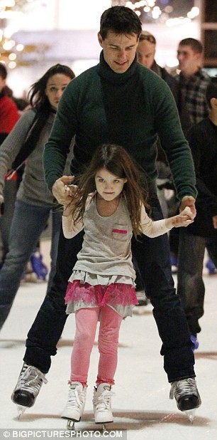 Lộ ảnh nhà Tom-Kat dẫn bé Suri đi trượt băng ảnh 4