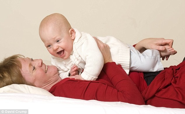 Em bé phải nhờ đươc “cù” mới sống sót ảnh 4
