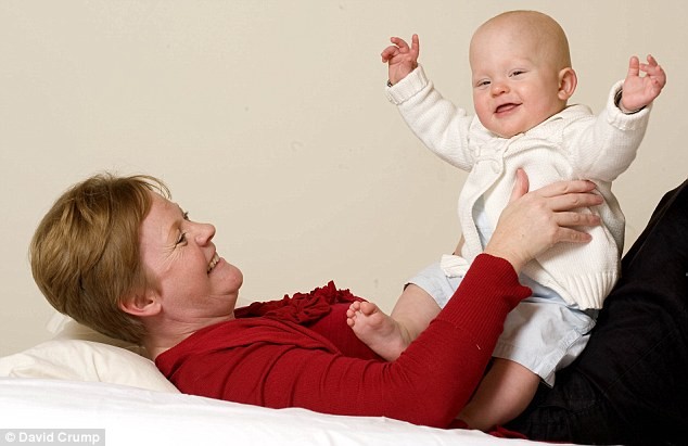 Em bé phải nhờ đươc “cù” mới sống sót ảnh 3