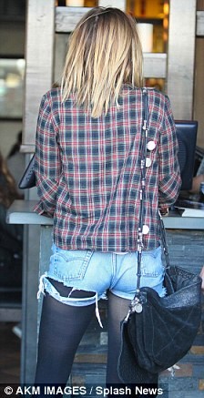 Miley Cyrus thản nhiên “thả rông” dạo phố ảnh 3