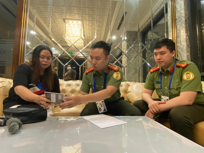 Công an Hà Nội trao trả tài sản quan trọng cho du khách nước ngoài ảnh 2