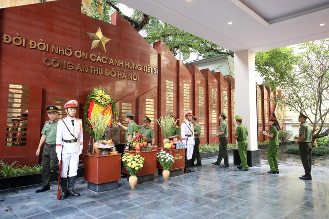 Trang trọng lễ gắn biển tên các liệt sĩ Công an Hà Nội trong vụ cháy ở Quan Hoa ảnh 4