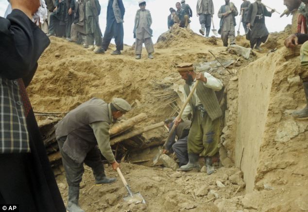 Hình ảnh lở đất kinh hoàng tại Afghanistan, 2.700 người chết ảnh 2