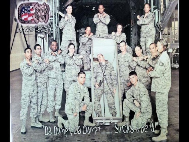 Quân đội Mỹ xôn xao vụ binh sỹ chụp ảnh cùng quan tài ảnh 1