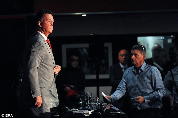 Chùm ảnh: Buổi họp báo đầu tiên của tân HLV MU- Louis Van Gaal ảnh 2