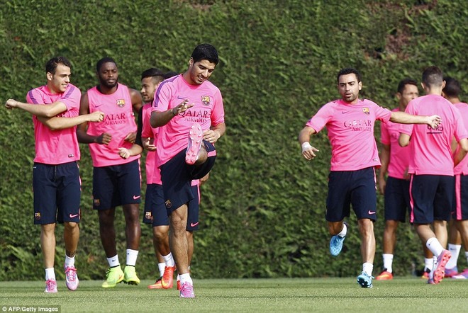 Chùm ảnh: Luis Suarez "ngộ nghĩnh" trong buổi tập đầu tiên cùng Barcelona ảnh 1