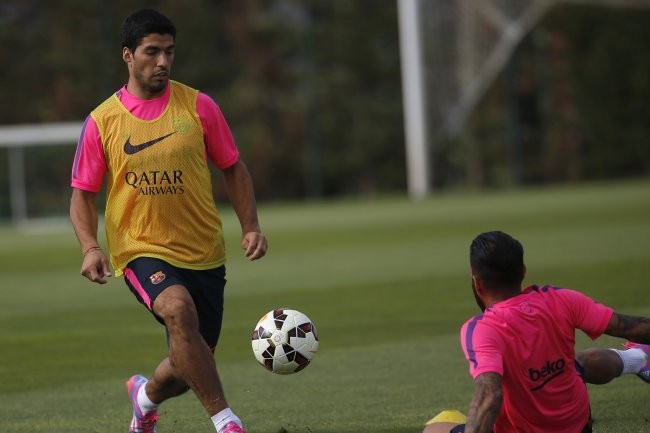 Chùm ảnh: Luis Suarez "ngộ nghĩnh" trong buổi tập đầu tiên cùng Barcelona ảnh 6