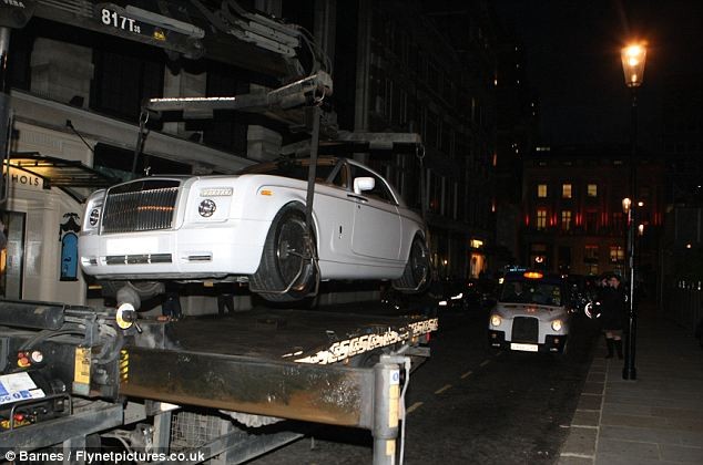 Siêu xe Rolls-Royce Phantom bị "bế" đi vì chưa đóng thuế ảnh 3