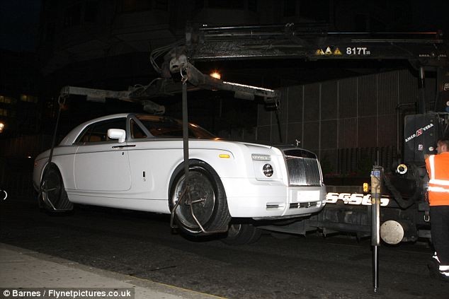 Siêu xe Rolls-Royce Phantom bị "bế" đi vì chưa đóng thuế ảnh 1