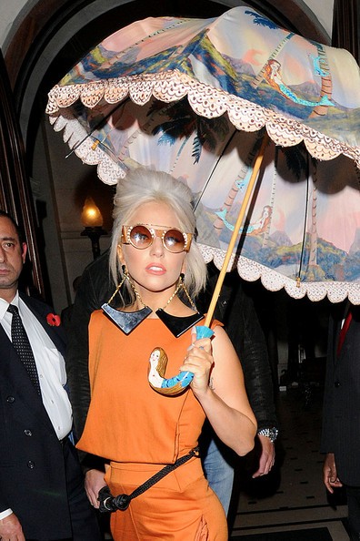 Lady Gaga: Che ô ngay cả khi đang ở trong nhà ảnh 4