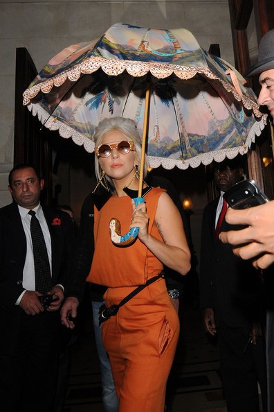 Lady Gaga: Che ô ngay cả khi đang ở trong nhà ảnh 5