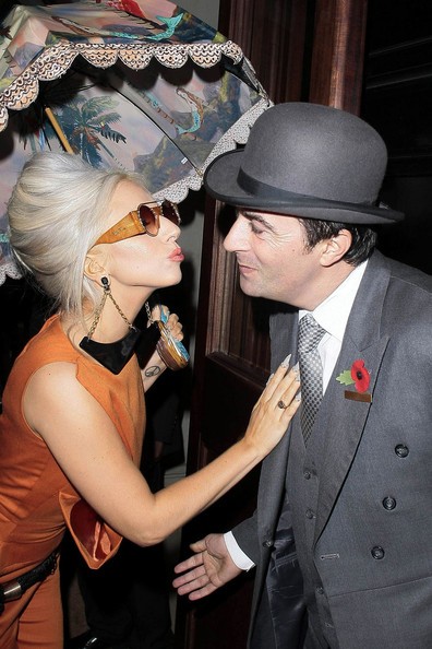 Lady Gaga: Che ô ngay cả khi đang ở trong nhà ảnh 6