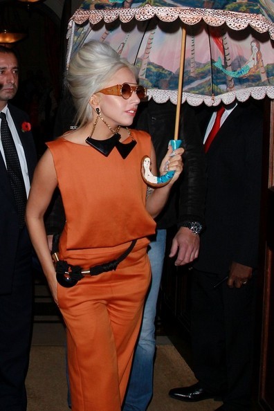 Lady Gaga: Che ô ngay cả khi đang ở trong nhà ảnh 7