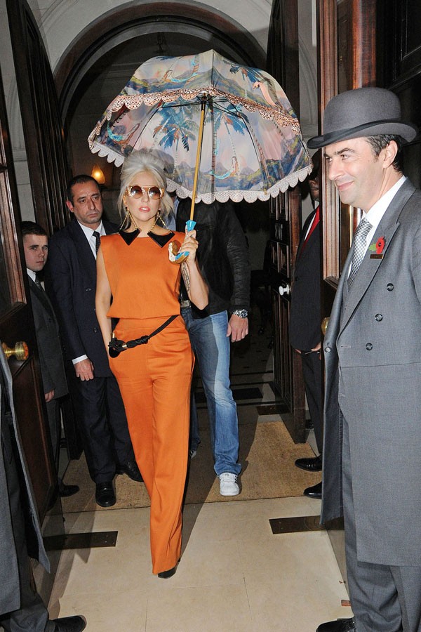 Lady Gaga: Che ô ngay cả khi đang ở trong nhà ảnh 3