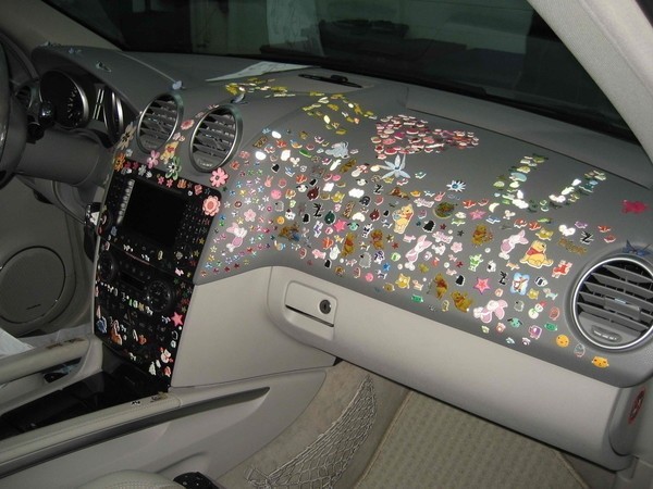 Mercedes-Benz ML63 AMG "ngập ngụa" trong những hình dán sticker trẻ con ảnh 2