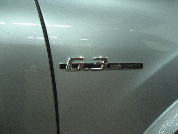 Mercedes-Benz ML63 AMG "ngập ngụa" trong những hình dán sticker trẻ con ảnh 6