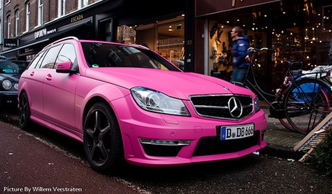 Mercedes C63 AMG khoác áo hồng Barbie ảnh 1