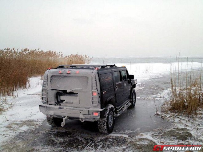 Hai chiếc Hummer H2 suýt "chết đuối" giữa hồ băng ảnh 11